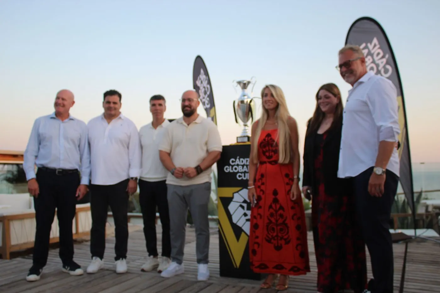 Autoridades y organización junto al trofeo