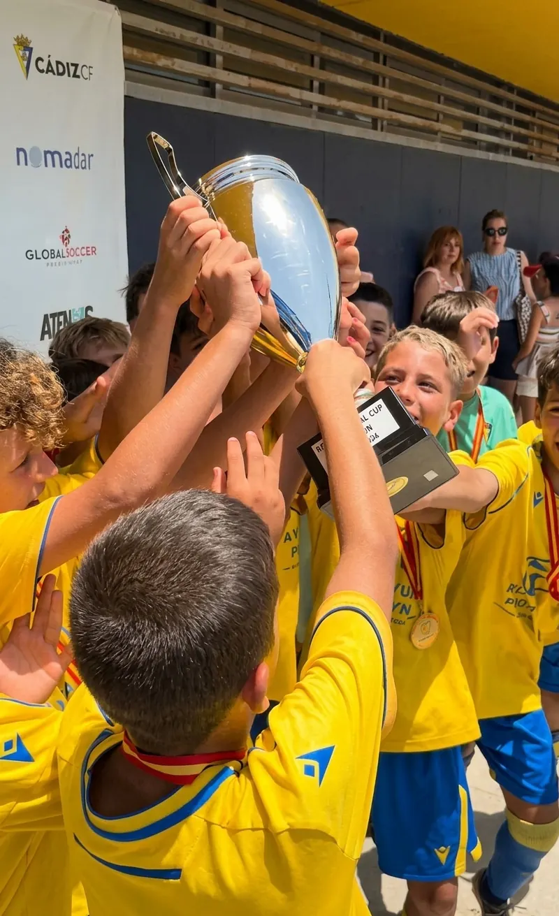 Celebración con el trofeo tras la final